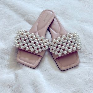 Womens never worn Pearl sandal- size 9